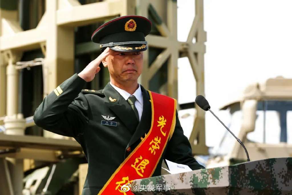 他们含着泪与军旗告别