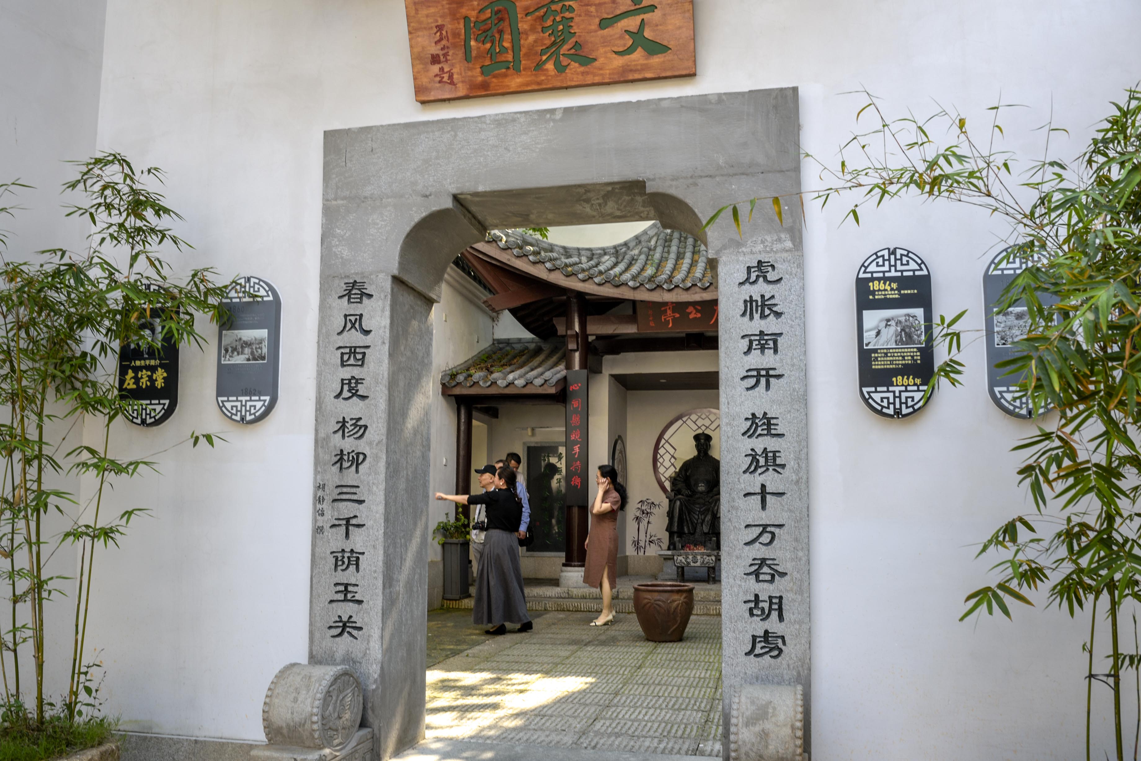 有机更新后的老街巷，焕发着新风采，也吸引老街坊们自觉加入环境“守护者”“美容师”的行列。长沙晚报全媒体记者 李卓 摄
