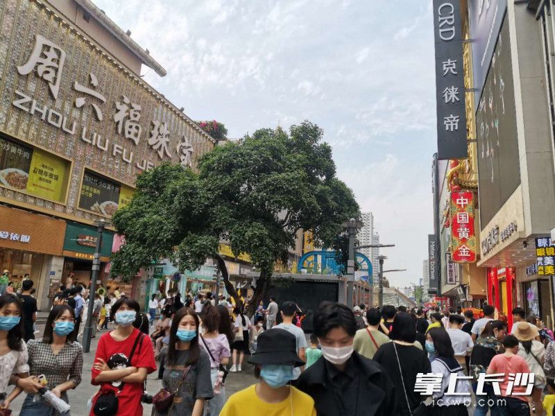 黄兴南路步行街重现繁华景象。长沙晚报全媒体记者 王斌 摄