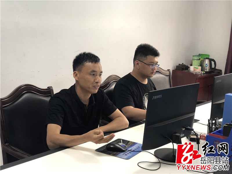 汤兵在监控室工作图_副本.jpg