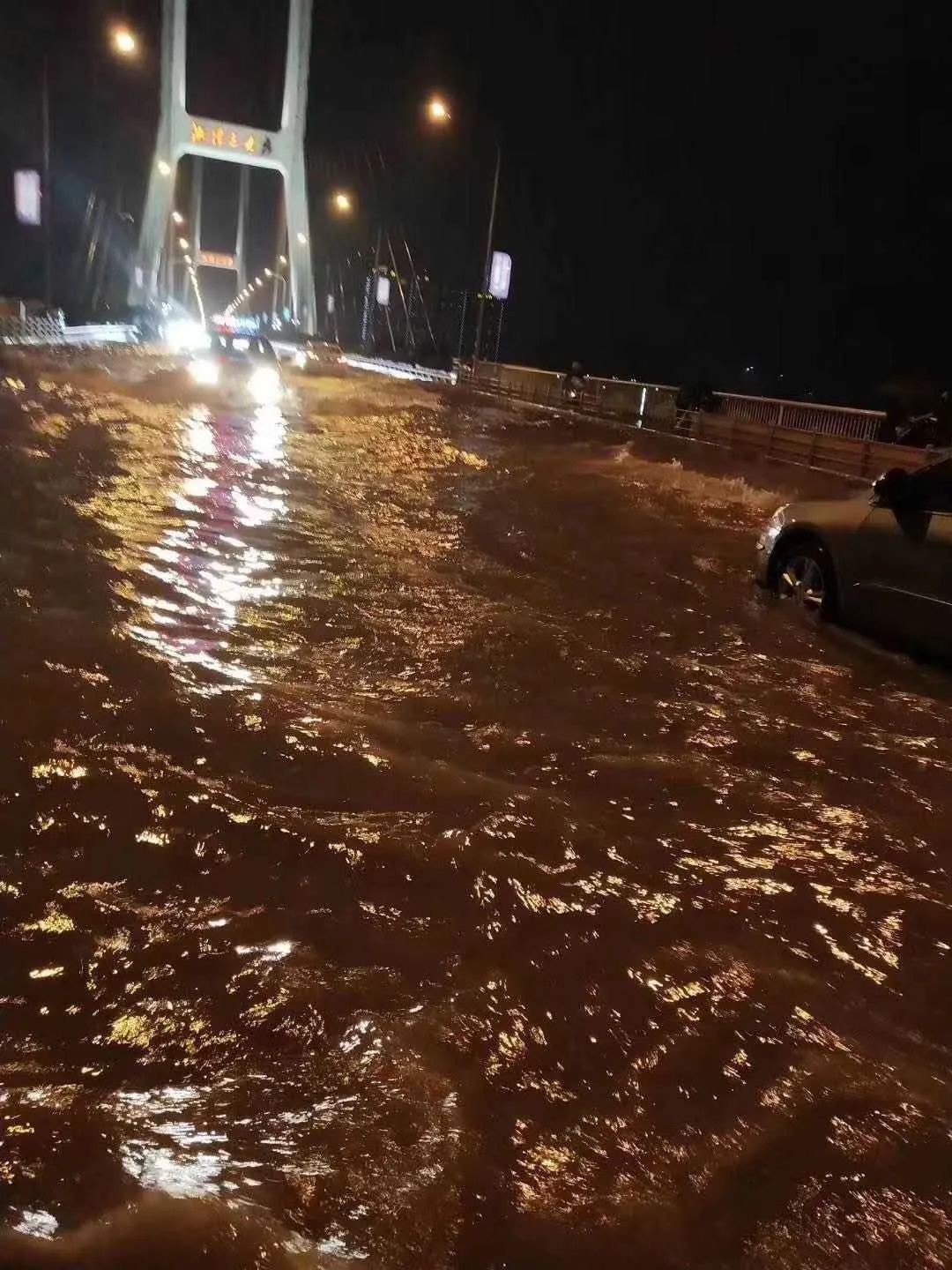 石家庄大雨突袭！积水没过膝盖！多辆私家车被淹！_社会_长沙社区通