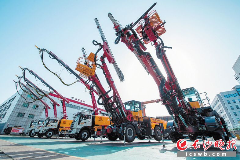 　　今年前4月，长沙经开区工程机械产业呈现两位数的增长。图为园区企业五新隧装生产车间外的产品展示区。　　长沙晚报全媒体记者 黄启晴 摄