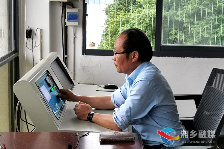 水文局工作人员在坚守.jpg