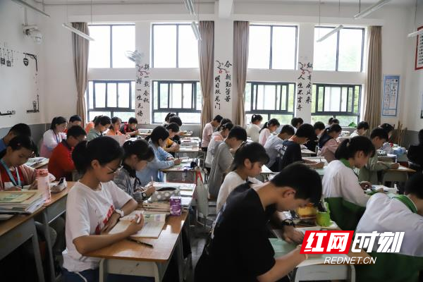 中午12：30，初三学子已经齐刷刷地在学习了.jpg