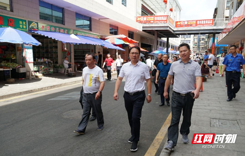 县委副书记、县长朱阳辉在五云观农贸市场调度文明创建工作_副本.jpg