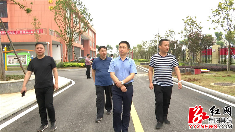 在城南小学督导_副本.jpg 在城南小学督导_副本.jpg