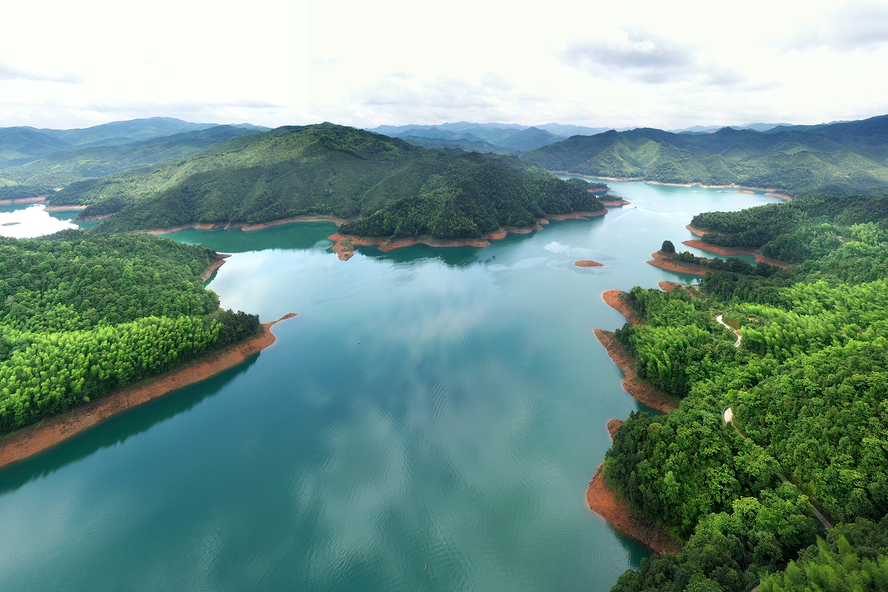 有国家地质公园,国家森林公园,还有以汨罗江为主线,一江两岸的自然