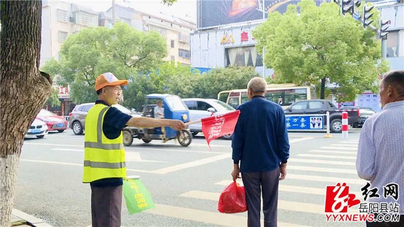 志愿者劝导行人等候绿灯.jpg