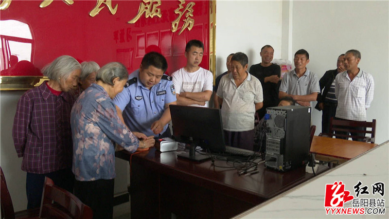 村民们正排队等候指纹补采_副本.jpg