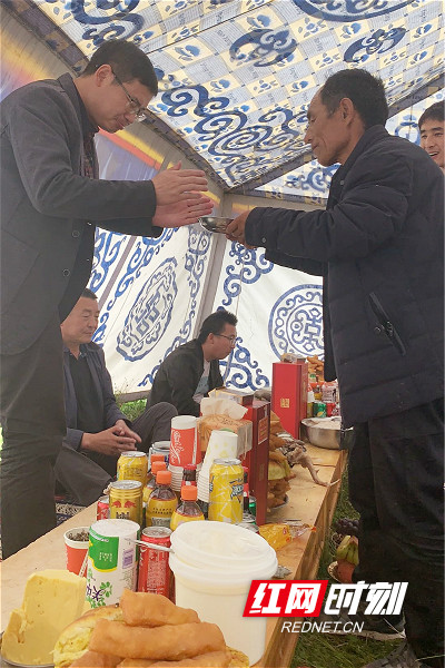 甘肃辰州与当地藏族同胞共度”浪山节“_meitu_3.jpg