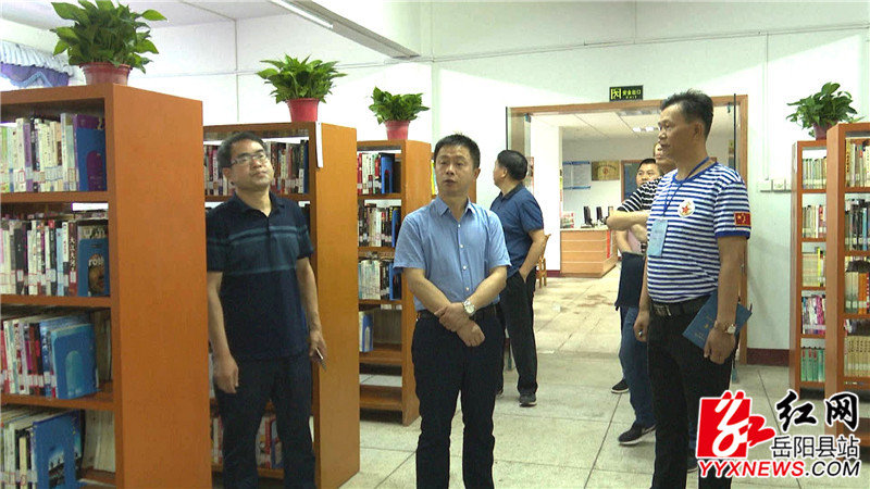 在县图书馆督导_副本.jpg 在县图书馆督导_副本.jpg