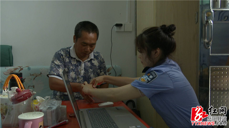 民警为贫困户采集指纹_副本.jpg