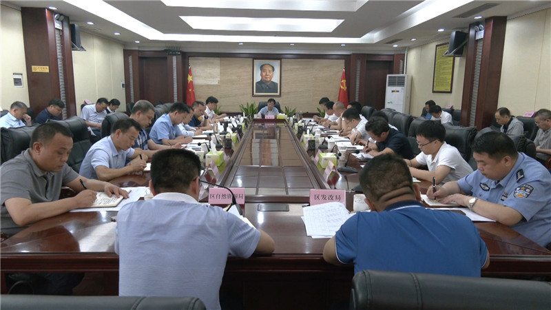 向秀亮调度全区耕地保护督察反馈问题及往年土地例行督察“挂账”问题整改工作.mp4_20200611_171827.337.jpg