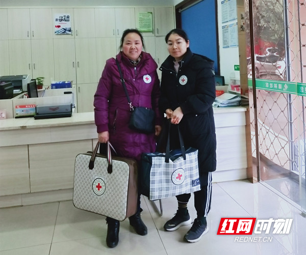 社区给居民送上平时需要的生活用品，给与最大的帮助。.jpg