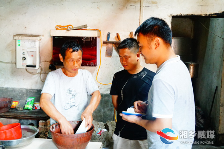 工作人员在建档立卡贫困户张明辉家进行饮水安全回访.jpg
