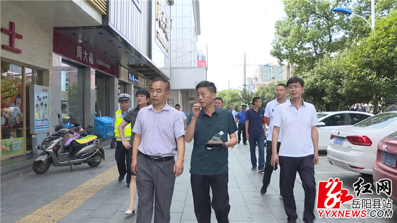 王保林在天鹅南路督查文明创建工作 (4)_副本.jpg 王保林在天鹅南路督查文明创建工作 (4)_副本.jpg