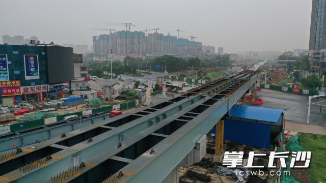 架设完成的长沙汽车南站先锋路匝道桥工程项目首联钢箱梁。