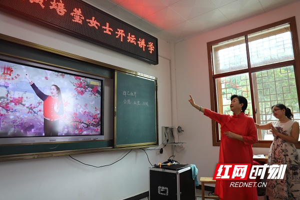 黄培莹教授正带领学员们从美学角度思考传统文化.jpg