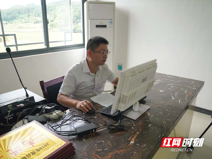 7、谢坚正在回看他的扶贫记忆.jpg