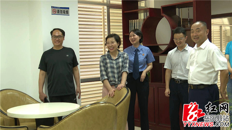 考核组参观县检察院图书馆_副本.jpg