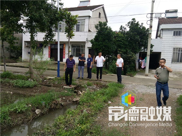 常德市农业农村局工作人员正在受灾现场勘灾核灾。.jpg