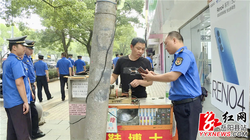 执法人员对流动摊贩进行宣传教育_副本.jpg