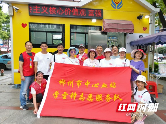 志愿者们在北湖商业城献血点打卡合影.wm.jpg