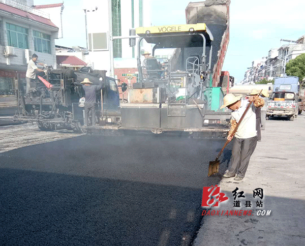 修复破损路面.gif