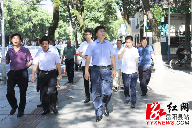 曾平原沿东方东路督导文明创建工作_副本.jpg