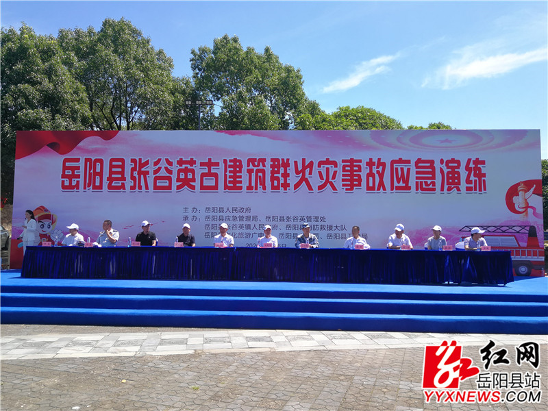 活动现场主席台_副本.jpg 活动现场主席台_副本.jpg