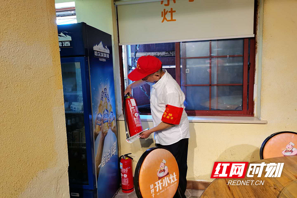 李崇学书记带领志愿者检查辖区门店消防安全设施.png