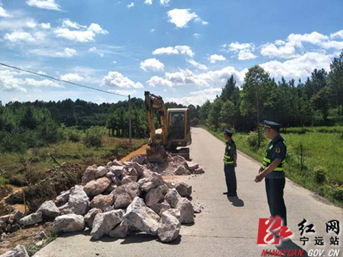 宁远公路清障及时 切实有效避免事故2_副本500.jpg