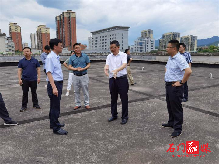 常德市生态环境局局长呙滨辰一行在思源空气自动监测站点进行现场调研.jpg