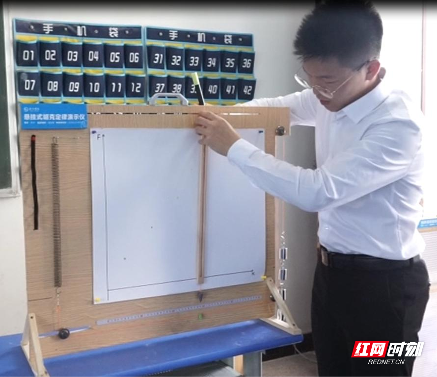 图二大学生 林宁在调试仪器。.jpg