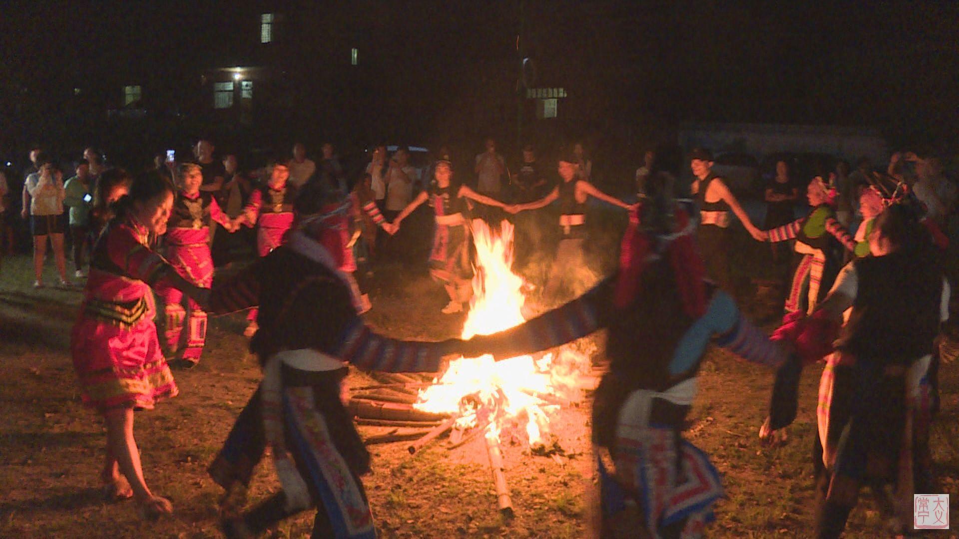 钟祥莫愁村每个周末都会有篝火晚会彝族的青年男女会陪你一起跳舞|钟祥_新浪新闻