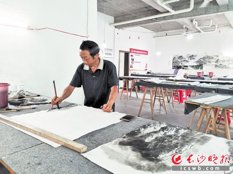 　　在新河村韵墨缘画室，“农民画师”詹秋明正在画画。长沙晚报全媒体记者 黄能 摄