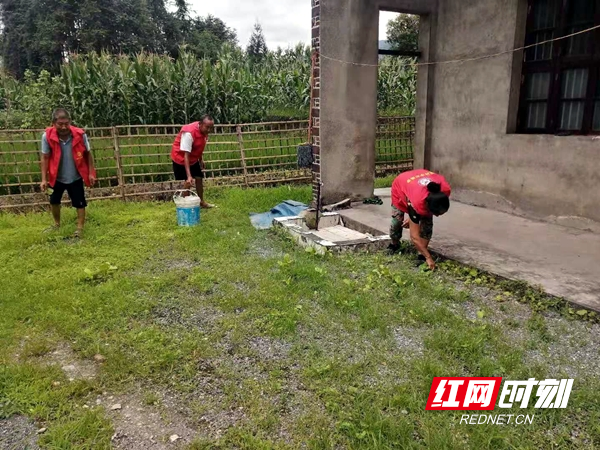 武冈:邻里互帮互助 引领和谐“一家亲”11_副本.jpg 武冈:邻里互帮互助 引领和谐“一家亲”11_副本.jpg