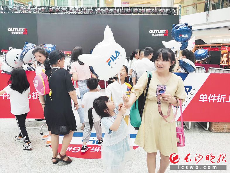 　　随着气温升高，凉爽的商场成为许多市民购物休闲好去处。图为砂之船长沙奥莱。长沙晚报全媒体记者 刘捷萍 摄