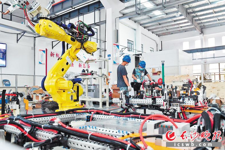 　　中南智能生产车间内，技术工人在对机器人进行调试。 长沙晚报全媒体记者 王志伟 摄