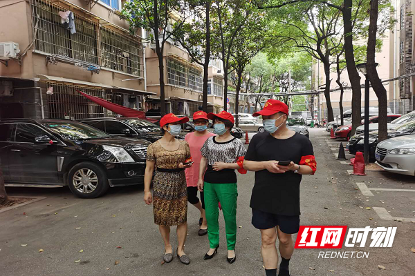 居民代表实地走访研讨小区治理“痛点”问题.png