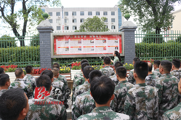 聆听党史国史红色文化讲解.gif