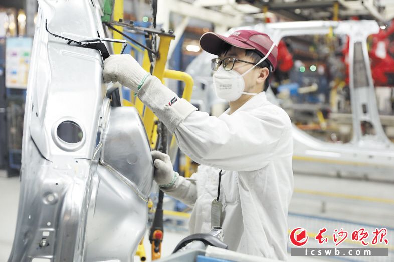 　　广汽菲克已在长沙布局发动机等核心零部件，提高了企业供应链的响应速度。图为广汽菲克焊接车间。 通讯员 吴丹 摄