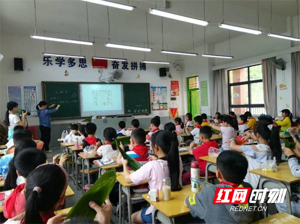 体验和传承传统民俗文化，桂东县思源实验学校老师为学生介绍端午节来源、习俗.jpg