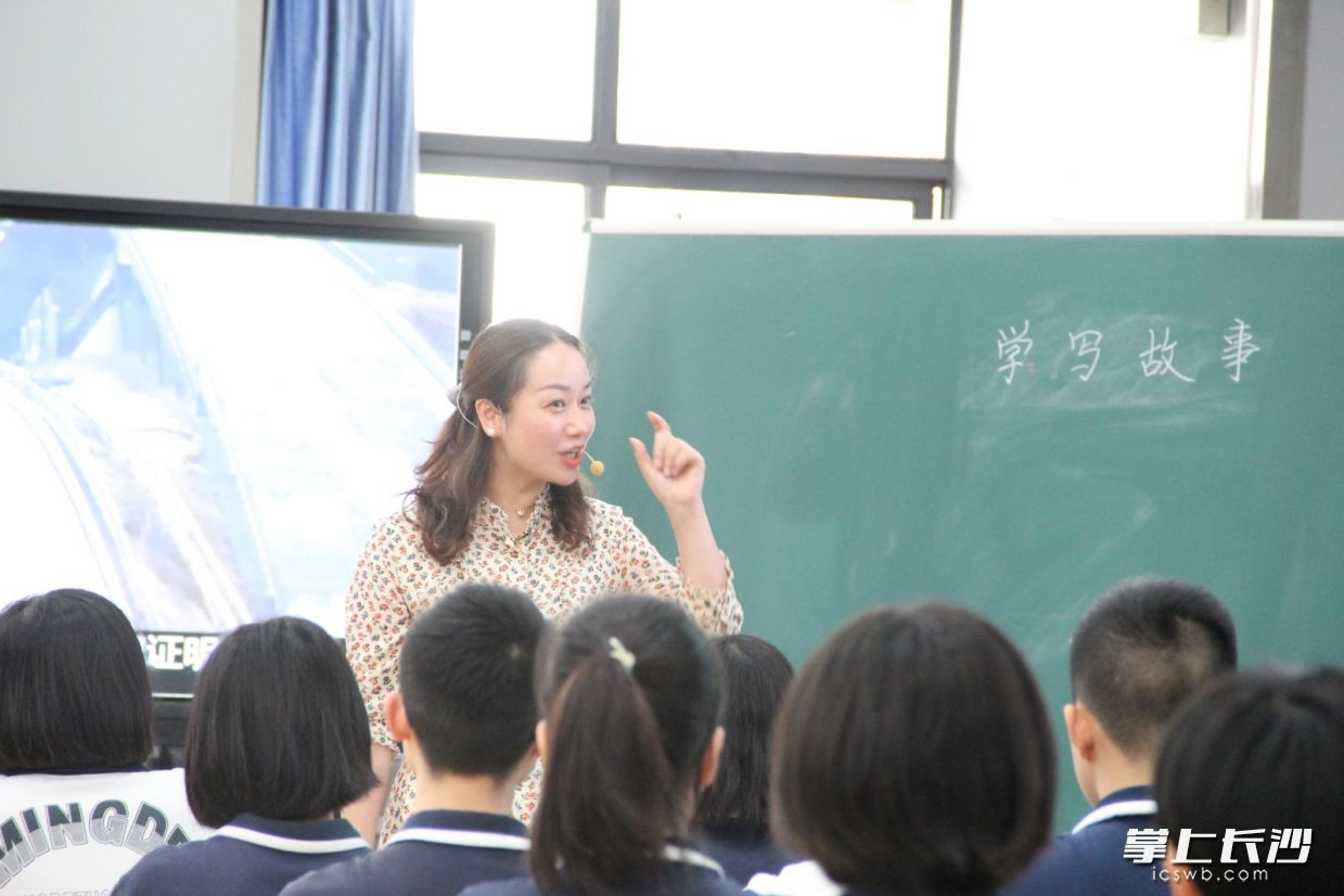夏琴老师在上作文研讨课《学写故事》。长沙晚报通讯员 吴彩云 摄