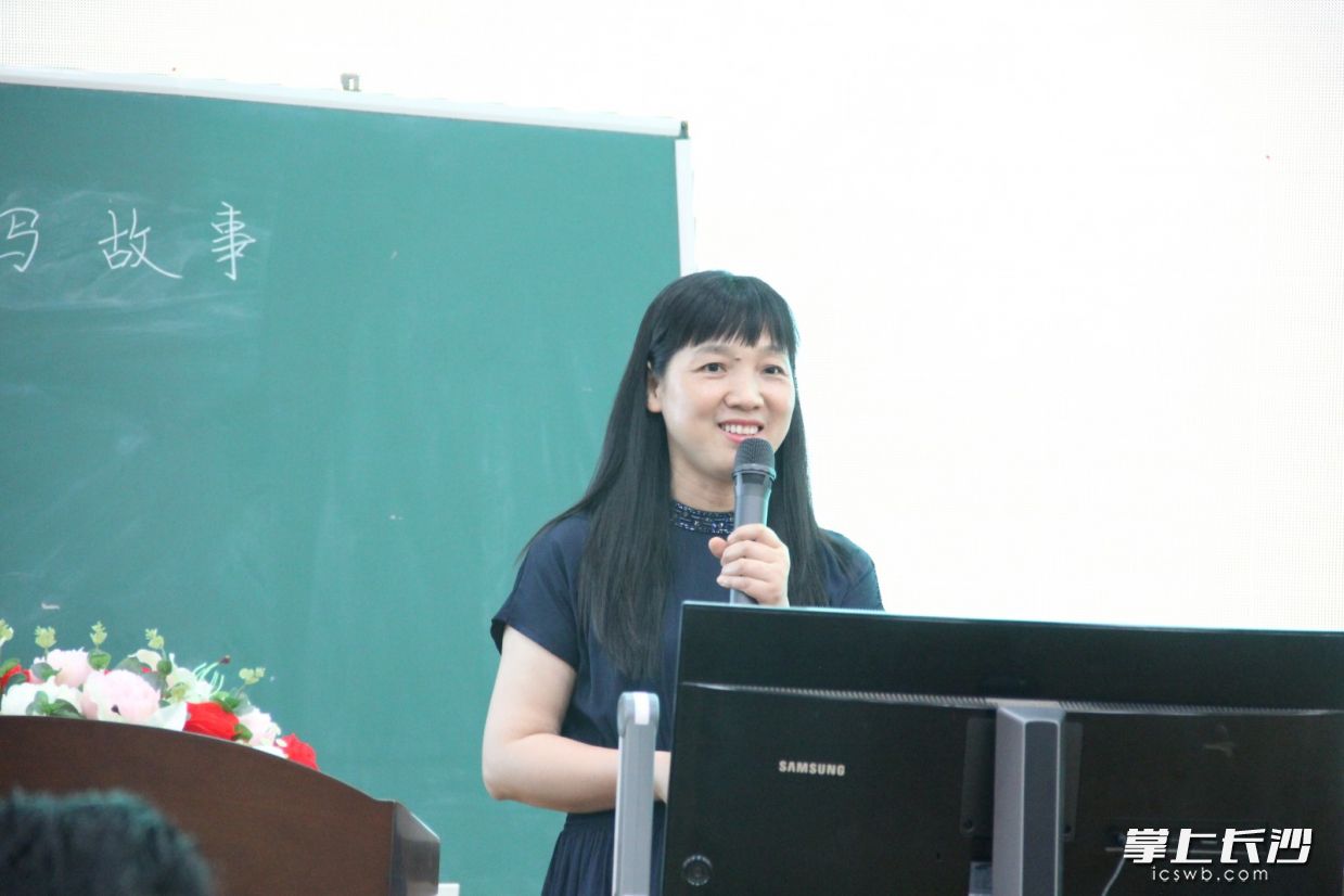陈立军老师做《过程写作的“清单式”作文教学》微讲座。长沙晚报通讯员 吴彩云 摄