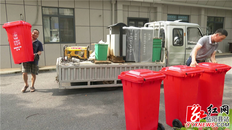放置新的餐余垃圾桶.jpg