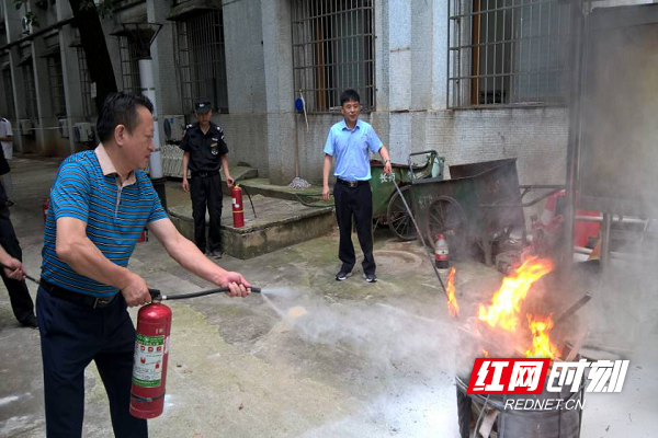 微型消防站队员现场“一对一”教授居民干粉灭火器1.png