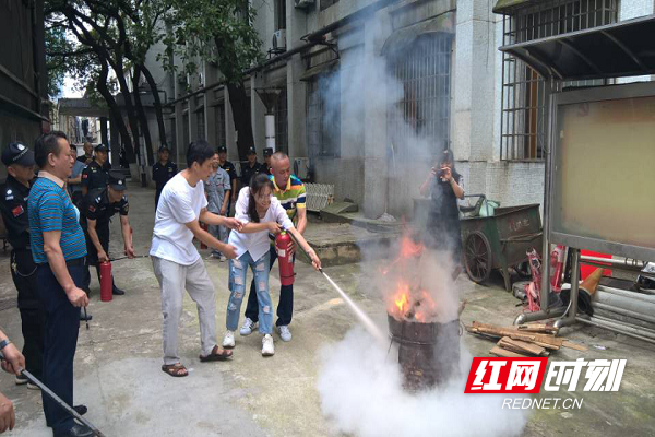微型消防站队员现场“一对一”教授居民干粉灭火器.png