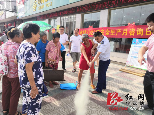 宁远：安全生产宣传进集市-进行灭火器使用示范1000 拷贝.jpg