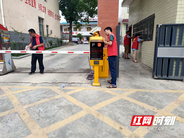 武冈：志愿者积极开展“进门大清扫”爱国卫生运动2_副本.png